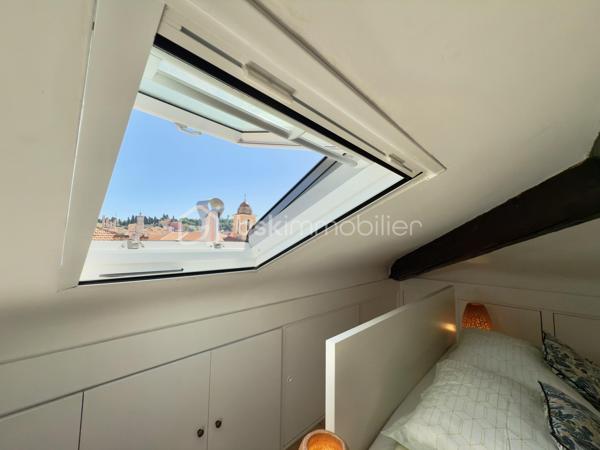 ----- SOUS OFFRE ACCEPTEE ------ 

RARE À NICE CENTRE – Duplex en dernier étage avec ascenseur, balcons et triple exposition

Entre Wilson et la Coulée Verte, découvrez un bien rare offrant une qualité de vie singulière au cœur de Nice.

Situé au dernier étage avec ascenseur d’un immeuble récemment rénové (façade et toiture refaites), ce duplex d’angle développe 139 m² au sol (98m² Carrez) et bénéficie d’une triple exposition qui lui offre une luminosité remarquable du matin jusqu’au soir.

Dès l’entrée, les volumes séduisent : une superbe pièce de vie d’environ 47 m², sublimée par une hauteur sous plafond de 2,82 m et de nombreuses ouvertures en triple vitrage. Cet espace se prolonge naturellement vers deux balcons filants totalisant 14 m², offrant une agréable respiration extérieure et une vue dégagée sur le quartier.

Dans le prolongement de cet espace, une cuisine indépendante entièrement équipée complète harmonieusement le niveau principal, ainsi qu’un WC indépendant dédié à l’espace de réception.


À l’étage, sous les toits, l’espace nuit dévoile une ambiance chaleureuse et intimiste :
– Deux chambres mansardées avec pour chacune d’elle, sa salle d’eau privative
– Une douche avec fonction hammam
– Un second WC indépendant
– Une troisième pièce offrant de multiples possibilités d’aménagement : bureau, chambre d’enfant ou espace sur mesure selon les besoins

Pensé dans les moindres détails, l’appartement a bénéficié d’une rénovation complète avec des prestations de qualité :
• Climatisation intégrale
• Ventilation contrôlée
• Menuiseries aluminium triple vitrage
• Parquet neuf dans tout l’appartement
• Nombreux rangements intégrés
• Aucun travaux à prévoir

Une cave saine de 12 m² complète ce bien.

Un local vélo ainsi qu’un espace permettant le stationnement de deux-roues sont également disponibles dans la copropriété.

Adresse recherchée, à quelques pas de la Coulée Verte, du Vieux-Nice, de la place Masséna, des commerces et des lignes de tramway.

Un bien singulier qui conjugue le confort contemporain, le charme des volumes atypiques et cette sensation rare de vivre dans une maison sur les toits, au cœur de Nice.

Une vente meublée peut être envisagée selon le projet des acquéreurs (hors éléments décoratifs et œuvres murales).

Visite virtuelle 360° disponible.