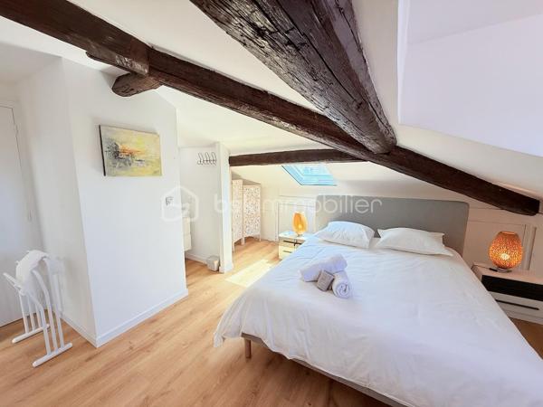 ----- SOUS OFFRE ACCEPTEE ------ 

RARE À NICE CENTRE – Duplex en dernier étage avec ascenseur, balcons et triple exposition

Entre Wilson et la Coulée Verte, découvrez un bien rare offrant une qualité de vie singulière au cœur de Nice.

Situé au dernier étage avec ascenseur d’un immeuble récemment rénové (façade et toiture refaites), ce duplex d’angle développe 139 m² au sol (98m² Carrez) et bénéficie d’une triple exposition qui lui offre une luminosité remarquable du matin jusqu’au soir.

Dès l’entrée, les volumes séduisent : une superbe pièce de vie d’environ 47 m², sublimée par une hauteur sous plafond de 2,82 m et de nombreuses ouvertures en triple vitrage. Cet espace se prolonge naturellement vers deux balcons filants totalisant 14 m², offrant une agréable respiration extérieure et une vue dégagée sur le quartier.

Dans le prolongement de cet espace, une cuisine indépendante entièrement équipée complète harmonieusement le niveau principal, ainsi qu’un WC indépendant dédié à l’espace de réception.


À l’étage, sous les toits, l’espace nuit dévoile une ambiance chaleureuse et intimiste :
– Deux chambres mansardées avec pour chacune d’elle, sa salle d’eau privative
– Une douche avec fonction hammam
– Un second WC indépendant
– Une troisième pièce offrant de multiples possibilités d’aménagement : bureau, chambre d’enfant ou espace sur mesure selon les besoins

Pensé dans les moindres détails, l’appartement a bénéficié d’une rénovation complète avec des prestations de qualité :
• Climatisation intégrale
• Ventilation contrôlée
• Menuiseries aluminium triple vitrage
• Parquet neuf dans tout l’appartement
• Nombreux rangements intégrés
• Aucun travaux à prévoir

Une cave saine de 12 m² complète ce bien.

Un local vélo ainsi qu’un espace permettant le stationnement de deux-roues sont également disponibles dans la copropriété.

Adresse recherchée, à quelques pas de la Coulée Verte, du Vieux-Nice, de la place Masséna, des commerces et des lignes de tramway.

Un bien singulier qui conjugue le confort contemporain, le charme des volumes atypiques et cette sensation rare de vivre dans une maison sur les toits, au cœur de Nice.

Une vente meublée peut être envisagée selon le projet des acquéreurs (hors éléments décoratifs et œuvres murales).

Visite virtuelle 360° disponible.