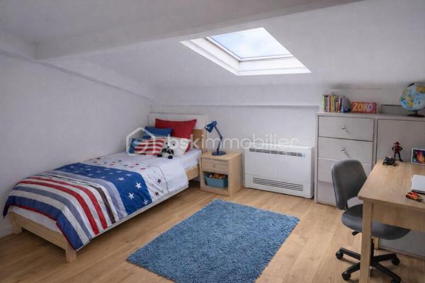 ----- SOUS OFFRE ACCEPTEE ------ 

RARE À NICE CENTRE – Duplex en dernier étage avec ascenseur, balcons et triple exposition

Entre Wilson et la Coulée Verte, découvrez un bien rare offrant une qualité de vie singulière au cœur de Nice.

Situé au dernier étage avec ascenseur d’un immeuble récemment rénové (façade et toiture refaites), ce duplex d’angle développe 139 m² au sol (98m² Carrez) et bénéficie d’une triple exposition qui lui offre une luminosité remarquable du matin jusqu’au soir.

Dès l’entrée, les volumes séduisent : une superbe pièce de vie d’environ 47 m², sublimée par une hauteur sous plafond de 2,82 m et de nombreuses ouvertures en triple vitrage. Cet espace se prolonge naturellement vers deux balcons filants totalisant 14 m², offrant une agréable respiration extérieure et une vue dégagée sur le quartier.

Dans le prolongement de cet espace, une cuisine indépendante entièrement équipée complète harmonieusement le niveau principal, ainsi qu’un WC indépendant dédié à l’espace de réception.


À l’étage, sous les toits, l’espace nuit dévoile une ambiance chaleureuse et intimiste :
– Deux chambres mansardées avec pour chacune d’elle, sa salle d’eau privative
– Une douche avec fonction hammam
– Un second WC indépendant
– Une troisième pièce offrant de multiples possibilités d’aménagement : bureau, chambre d’enfant ou espace sur mesure selon les besoins

Pensé dans les moindres détails, l’appartement a bénéficié d’une rénovation complète avec des prestations de qualité :
• Climatisation intégrale
• Ventilation contrôlée
• Menuiseries aluminium triple vitrage
• Parquet neuf dans tout l’appartement
• Nombreux rangements intégrés
• Aucun travaux à prévoir

Une cave saine de 12 m² complète ce bien.

Un local vélo ainsi qu’un espace permettant le stationnement de deux-roues sont également disponibles dans la copropriété.

Adresse recherchée, à quelques pas de la Coulée Verte, du Vieux-Nice, de la place Masséna, des commerces et des lignes de tramway.

Un bien singulier qui conjugue le confort contemporain, le charme des volumes atypiques et cette sensation rare de vivre dans une maison sur les toits, au cœur de Nice.

Une vente meublée peut être envisagée selon le projet des acquéreurs (hors éléments décoratifs et œuvres murales).

Visite virtuelle 360° disponible.
