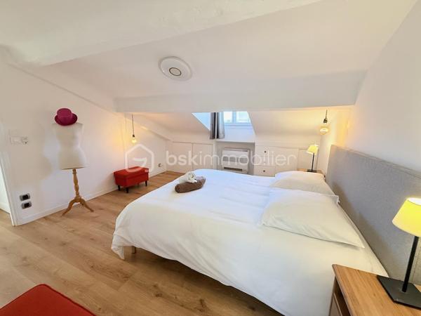 ----- SOUS OFFRE ACCEPTEE ------ 

RARE À NICE CENTRE – Duplex en dernier étage avec ascenseur, balcons et triple exposition

Entre Wilson et la Coulée Verte, découvrez un bien rare offrant une qualité de vie singulière au cœur de Nice.

Situé au dernier étage avec ascenseur d’un immeuble récemment rénové (façade et toiture refaites), ce duplex d’angle développe 139 m² au sol (98m² Carrez) et bénéficie d’une triple exposition qui lui offre une luminosité remarquable du matin jusqu’au soir.

Dès l’entrée, les volumes séduisent : une superbe pièce de vie d’environ 47 m², sublimée par une hauteur sous plafond de 2,82 m et de nombreuses ouvertures en triple vitrage. Cet espace se prolonge naturellement vers deux balcons filants totalisant 14 m², offrant une agréable respiration extérieure et une vue dégagée sur le quartier.

Dans le prolongement de cet espace, une cuisine indépendante entièrement équipée complète harmonieusement le niveau principal, ainsi qu’un WC indépendant dédié à l’espace de réception.


À l’étage, sous les toits, l’espace nuit dévoile une ambiance chaleureuse et intimiste :
– Deux chambres mansardées avec pour chacune d’elle, sa salle d’eau privative
– Une douche avec fonction hammam
– Un second WC indépendant
– Une troisième pièce offrant de multiples possibilités d’aménagement : bureau, chambre d’enfant ou espace sur mesure selon les besoins

Pensé dans les moindres détails, l’appartement a bénéficié d’une rénovation complète avec des prestations de qualité :
• Climatisation intégrale
• Ventilation contrôlée
• Menuiseries aluminium triple vitrage
• Parquet neuf dans tout l’appartement
• Nombreux rangements intégrés
• Aucun travaux à prévoir

Une cave saine de 12 m² complète ce bien.

Un local vélo ainsi qu’un espace permettant le stationnement de deux-roues sont également disponibles dans la copropriété.

Adresse recherchée, à quelques pas de la Coulée Verte, du Vieux-Nice, de la place Masséna, des commerces et des lignes de tramway.

Un bien singulier qui conjugue le confort contemporain, le charme des volumes atypiques et cette sensation rare de vivre dans une maison sur les toits, au cœur de Nice.

Une vente meublée peut être envisagée selon le projet des acquéreurs (hors éléments décoratifs et œuvres murales).

Visite virtuelle 360° disponible.
