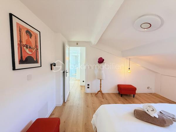 ----- SOUS OFFRE ACCEPTEE ------ 

RARE À NICE CENTRE – Duplex en dernier étage avec ascenseur, balcons et triple exposition

Entre Wilson et la Coulée Verte, découvrez un bien rare offrant une qualité de vie singulière au cœur de Nice.

Situé au dernier étage avec ascenseur d’un immeuble récemment rénové (façade et toiture refaites), ce duplex d’angle développe 139 m² au sol (98m² Carrez) et bénéficie d’une triple exposition qui lui offre une luminosité remarquable du matin jusqu’au soir.

Dès l’entrée, les volumes séduisent : une superbe pièce de vie d’environ 47 m², sublimée par une hauteur sous plafond de 2,82 m et de nombreuses ouvertures en triple vitrage. Cet espace se prolonge naturellement vers deux balcons filants totalisant 14 m², offrant une agréable respiration extérieure et une vue dégagée sur le quartier.

Dans le prolongement de cet espace, une cuisine indépendante entièrement équipée complète harmonieusement le niveau principal, ainsi qu’un WC indépendant dédié à l’espace de réception.


À l’étage, sous les toits, l’espace nuit dévoile une ambiance chaleureuse et intimiste :
– Deux chambres mansardées avec pour chacune d’elle, sa salle d’eau privative
– Une douche avec fonction hammam
– Un second WC indépendant
– Une troisième pièce offrant de multiples possibilités d’aménagement : bureau, chambre d’enfant ou espace sur mesure selon les besoins

Pensé dans les moindres détails, l’appartement a bénéficié d’une rénovation complète avec des prestations de qualité :
• Climatisation intégrale
• Ventilation contrôlée
• Menuiseries aluminium triple vitrage
• Parquet neuf dans tout l’appartement
• Nombreux rangements intégrés
• Aucun travaux à prévoir

Une cave saine de 12 m² complète ce bien.

Un local vélo ainsi qu’un espace permettant le stationnement de deux-roues sont également disponibles dans la copropriété.

Adresse recherchée, à quelques pas de la Coulée Verte, du Vieux-Nice, de la place Masséna, des commerces et des lignes de tramway.

Un bien singulier qui conjugue le confort contemporain, le charme des volumes atypiques et cette sensation rare de vivre dans une maison sur les toits, au cœur de Nice.

Une vente meublée peut être envisagée selon le projet des acquéreurs (hors éléments décoratifs et œuvres murales).

Visite virtuelle 360° disponible.