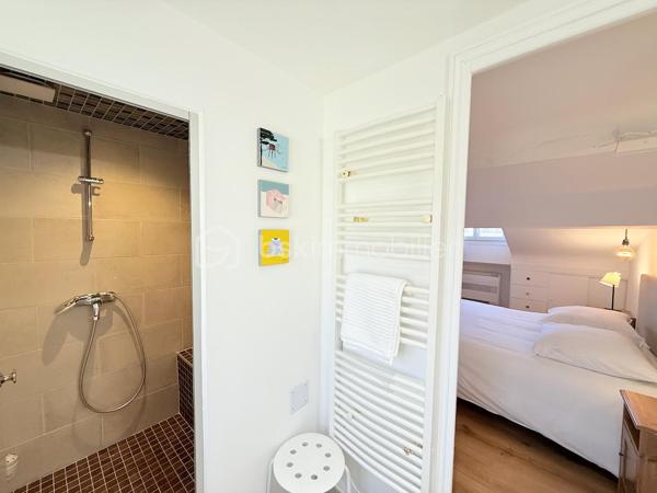 ----- SOUS OFFRE ACCEPTEE ------ 

RARE À NICE CENTRE – Duplex en dernier étage avec ascenseur, balcons et triple exposition

Entre Wilson et la Coulée Verte, découvrez un bien rare offrant une qualité de vie singulière au cœur de Nice.

Situé au dernier étage avec ascenseur d’un immeuble récemment rénové (façade et toiture refaites), ce duplex d’angle développe 139 m² au sol (98m² Carrez) et bénéficie d’une triple exposition qui lui offre une luminosité remarquable du matin jusqu’au soir.

Dès l’entrée, les volumes séduisent : une superbe pièce de vie d’environ 47 m², sublimée par une hauteur sous plafond de 2,82 m et de nombreuses ouvertures en triple vitrage. Cet espace se prolonge naturellement vers deux balcons filants totalisant 14 m², offrant une agréable respiration extérieure et une vue dégagée sur le quartier.

Dans le prolongement de cet espace, une cuisine indépendante entièrement équipée complète harmonieusement le niveau principal, ainsi qu’un WC indépendant dédié à l’espace de réception.


À l’étage, sous les toits, l’espace nuit dévoile une ambiance chaleureuse et intimiste :
– Deux chambres mansardées avec pour chacune d’elle, sa salle d’eau privative
– Une douche avec fonction hammam
– Un second WC indépendant
– Une troisième pièce offrant de multiples possibilités d’aménagement : bureau, chambre d’enfant ou espace sur mesure selon les besoins

Pensé dans les moindres détails, l’appartement a bénéficié d’une rénovation complète avec des prestations de qualité :
• Climatisation intégrale
• Ventilation contrôlée
• Menuiseries aluminium triple vitrage
• Parquet neuf dans tout l’appartement
• Nombreux rangements intégrés
• Aucun travaux à prévoir

Une cave saine de 12 m² complète ce bien.

Un local vélo ainsi qu’un espace permettant le stationnement de deux-roues sont également disponibles dans la copropriété.

Adresse recherchée, à quelques pas de la Coulée Verte, du Vieux-Nice, de la place Masséna, des commerces et des lignes de tramway.

Un bien singulier qui conjugue le confort contemporain, le charme des volumes atypiques et cette sensation rare de vivre dans une maison sur les toits, au cœur de Nice.

Une vente meublée peut être envisagée selon le projet des acquéreurs (hors éléments décoratifs et œuvres murales).

Visite virtuelle 360° disponible.
