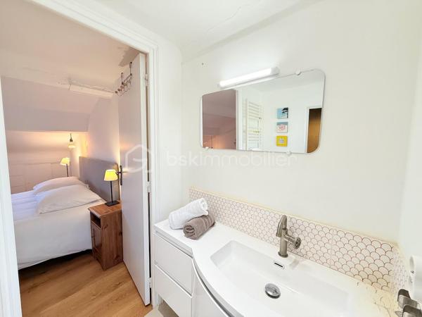 ----- SOUS OFFRE ACCEPTEE ------ 

RARE À NICE CENTRE – Duplex en dernier étage avec ascenseur, balcons et triple exposition

Entre Wilson et la Coulée Verte, découvrez un bien rare offrant une qualité de vie singulière au cœur de Nice.

Situé au dernier étage avec ascenseur d’un immeuble récemment rénové (façade et toiture refaites), ce duplex d’angle développe 139 m² au sol (98m² Carrez) et bénéficie d’une triple exposition qui lui offre une luminosité remarquable du matin jusqu’au soir.

Dès l’entrée, les volumes séduisent : une superbe pièce de vie d’environ 47 m², sublimée par une hauteur sous plafond de 2,82 m et de nombreuses ouvertures en triple vitrage. Cet espace se prolonge naturellement vers deux balcons filants totalisant 14 m², offrant une agréable respiration extérieure et une vue dégagée sur le quartier.

Dans le prolongement de cet espace, une cuisine indépendante entièrement équipée complète harmonieusement le niveau principal, ainsi qu’un WC indépendant dédié à l’espace de réception.


À l’étage, sous les toits, l’espace nuit dévoile une ambiance chaleureuse et intimiste :
– Deux chambres mansardées avec pour chacune d’elle, sa salle d’eau privative
– Une douche avec fonction hammam
– Un second WC indépendant
– Une troisième pièce offrant de multiples possibilités d’aménagement : bureau, chambre d’enfant ou espace sur mesure selon les besoins

Pensé dans les moindres détails, l’appartement a bénéficié d’une rénovation complète avec des prestations de qualité :
• Climatisation intégrale
• Ventilation contrôlée
• Menuiseries aluminium triple vitrage
• Parquet neuf dans tout l’appartement
• Nombreux rangements intégrés
• Aucun travaux à prévoir

Une cave saine de 12 m² complète ce bien.

Un local vélo ainsi qu’un espace permettant le stationnement de deux-roues sont également disponibles dans la copropriété.

Adresse recherchée, à quelques pas de la Coulée Verte, du Vieux-Nice, de la place Masséna, des commerces et des lignes de tramway.

Un bien singulier qui conjugue le confort contemporain, le charme des volumes atypiques et cette sensation rare de vivre dans une maison sur les toits, au cœur de Nice.

Une vente meublée peut être envisagée selon le projet des acquéreurs (hors éléments décoratifs et œuvres murales).

Visite virtuelle 360° disponible.