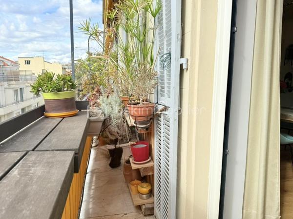 ----- SOUS OFFRE ACCEPTEE ------ 

RARE À NICE CENTRE – Duplex en dernier étage avec ascenseur, balcons et triple exposition

Entre Wilson et la Coulée Verte, découvrez un bien rare offrant une qualité de vie singulière au cœur de Nice.

Situé au dernier étage avec ascenseur d’un immeuble récemment rénové (façade et toiture refaites), ce duplex d’angle développe 139 m² au sol (98m² Carrez) et bénéficie d’une triple exposition qui lui offre une luminosité remarquable du matin jusqu’au soir.

Dès l’entrée, les volumes séduisent : une superbe pièce de vie d’environ 47 m², sublimée par une hauteur sous plafond de 2,82 m et de nombreuses ouvertures en triple vitrage. Cet espace se prolonge naturellement vers deux balcons filants totalisant 14 m², offrant une agréable respiration extérieure et une vue dégagée sur le quartier.

Dans le prolongement de cet espace, une cuisine indépendante entièrement équipée complète harmonieusement le niveau principal, ainsi qu’un WC indépendant dédié à l’espace de réception.


À l’étage, sous les toits, l’espace nuit dévoile une ambiance chaleureuse et intimiste :
– Deux chambres mansardées avec pour chacune d’elle, sa salle d’eau privative
– Une douche avec fonction hammam
– Un second WC indépendant
– Une troisième pièce offrant de multiples possibilités d’aménagement : bureau, chambre d’enfant ou espace sur mesure selon les besoins

Pensé dans les moindres détails, l’appartement a bénéficié d’une rénovation complète avec des prestations de qualité :
• Climatisation intégrale
• Ventilation contrôlée
• Menuiseries aluminium triple vitrage
• Parquet neuf dans tout l’appartement
• Nombreux rangements intégrés
• Aucun travaux à prévoir

Une cave saine de 12 m² complète ce bien.

Un local vélo ainsi qu’un espace permettant le stationnement de deux-roues sont également disponibles dans la copropriété.

Adresse recherchée, à quelques pas de la Coulée Verte, du Vieux-Nice, de la place Masséna, des commerces et des lignes de tramway.

Un bien singulier qui conjugue le confort contemporain, le charme des volumes atypiques et cette sensation rare de vivre dans une maison sur les toits, au cœur de Nice.

Une vente meublée peut être envisagée selon le projet des acquéreurs (hors éléments décoratifs et œuvres murales).

Visite virtuelle 360° disponible.