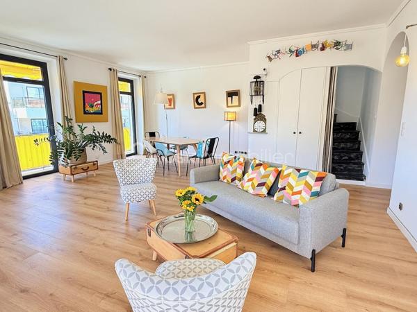 ----- SOUS OFFRE ACCEPTEE ------ 

RARE À NICE CENTRE – Duplex en dernier étage avec ascenseur, balcons et triple exposition

Entre Wilson et la Coulée Verte, découvrez un bien rare offrant une qualité de vie singulière au cœur de Nice.

Situé au dernier étage avec ascenseur d’un immeuble récemment rénové (façade et toiture refaites), ce duplex d’angle développe 139 m² au sol (98m² Carrez) et bénéficie d’une triple exposition qui lui offre une luminosité remarquable du matin jusqu’au soir.

Dès l’entrée, les volumes séduisent : une superbe pièce de vie d’environ 47 m², sublimée par une hauteur sous plafond de 2,82 m et de nombreuses ouvertures en triple vitrage. Cet espace se prolonge naturellement vers deux balcons filants totalisant 14 m², offrant une agréable respiration extérieure et une vue dégagée sur le quartier.

Dans le prolongement de cet espace, une cuisine indépendante entièrement équipée complète harmonieusement le niveau principal, ainsi qu’un WC indépendant dédié à l’espace de réception.


À l’étage, sous les toits, l’espace nuit dévoile une ambiance chaleureuse et intimiste :
– Deux chambres mansardées avec pour chacune d’elle, sa salle d’eau privative
– Une douche avec fonction hammam
– Un second WC indépendant
– Une troisième pièce offrant de multiples possibilités d’aménagement : bureau, chambre d’enfant ou espace sur mesure selon les besoins

Pensé dans les moindres détails, l’appartement a bénéficié d’une rénovation complète avec des prestations de qualité :
• Climatisation intégrale
• Ventilation contrôlée
• Menuiseries aluminium triple vitrage
• Parquet neuf dans tout l’appartement
• Nombreux rangements intégrés
• Aucun travaux à prévoir

Une cave saine de 12 m² complète ce bien.

Un local vélo ainsi qu’un espace permettant le stationnement de deux-roues sont également disponibles dans la copropriété.

Adresse recherchée, à quelques pas de la Coulée Verte, du Vieux-Nice, de la place Masséna, des commerces et des lignes de tramway.

Un bien singulier qui conjugue le confort contemporain, le charme des volumes atypiques et cette sensation rare de vivre dans une maison sur les toits, au cœur de Nice.

Une vente meublée peut être envisagée selon le projet des acquéreurs (hors éléments décoratifs et œuvres murales).

Visite virtuelle 360° disponible.