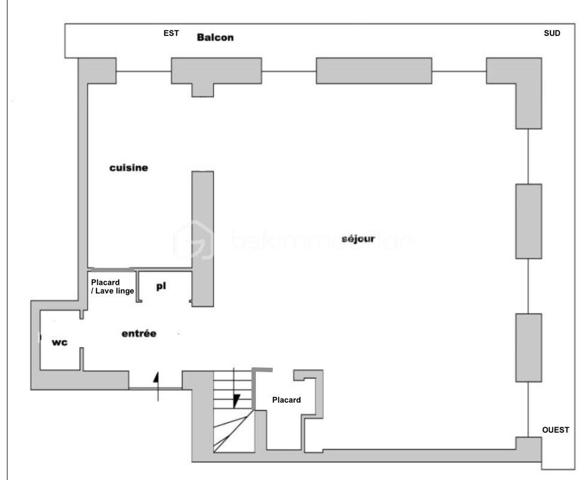 ----- SOUS OFFRE ACCEPTEE ------ 

RARE À NICE CENTRE – Duplex en dernier étage avec ascenseur, balcons et triple exposition

Entre Wilson et la Coulée Verte, découvrez un bien rare offrant une qualité de vie singulière au cœur de Nice.

Situé au dernier étage avec ascenseur d’un immeuble récemment rénové (façade et toiture refaites), ce duplex d’angle développe 139 m² au sol (98m² Carrez) et bénéficie d’une triple exposition qui lui offre une luminosité remarquable du matin jusqu’au soir.

Dès l’entrée, les volumes séduisent : une superbe pièce de vie d’environ 47 m², sublimée par une hauteur sous plafond de 2,82 m et de nombreuses ouvertures en triple vitrage. Cet espace se prolonge naturellement vers deux balcons filants totalisant 14 m², offrant une agréable respiration extérieure et une vue dégagée sur le quartier.

Dans le prolongement de cet espace, une cuisine indépendante entièrement équipée complète harmonieusement le niveau principal, ainsi qu’un WC indépendant dédié à l’espace de réception.


À l’étage, sous les toits, l’espace nuit dévoile une ambiance chaleureuse et intimiste :
– Deux chambres mansardées avec pour chacune d’elle, sa salle d’eau privative
– Une douche avec fonction hammam
– Un second WC indépendant
– Une troisième pièce offrant de multiples possibilités d’aménagement : bureau, chambre d’enfant ou espace sur mesure selon les besoins

Pensé dans les moindres détails, l’appartement a bénéficié d’une rénovation complète avec des prestations de qualité :
• Climatisation intégrale
• Ventilation contrôlée
• Menuiseries aluminium triple vitrage
• Parquet neuf dans tout l’appartement
• Nombreux rangements intégrés
• Aucun travaux à prévoir

Une cave saine de 12 m² complète ce bien.

Un local vélo ainsi qu’un espace permettant le stationnement de deux-roues sont également disponibles dans la copropriété.

Adresse recherchée, à quelques pas de la Coulée Verte, du Vieux-Nice, de la place Masséna, des commerces et des lignes de tramway.

Un bien singulier qui conjugue le confort contemporain, le charme des volumes atypiques et cette sensation rare de vivre dans une maison sur les toits, au cœur de Nice.

Une vente meublée peut être envisagée selon le projet des acquéreurs (hors éléments décoratifs et œuvres murales).

Visite virtuelle 360° disponible.