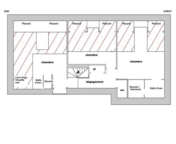 ----- SOUS OFFRE ACCEPTEE ------ 

RARE À NICE CENTRE – Duplex en dernier étage avec ascenseur, balcons et triple exposition

Entre Wilson et la Coulée Verte, découvrez un bien rare offrant une qualité de vie singulière au cœur de Nice.

Situé au dernier étage avec ascenseur d’un immeuble récemment rénové (façade et toiture refaites), ce duplex d’angle développe 139 m² au sol (98m² Carrez) et bénéficie d’une triple exposition qui lui offre une luminosité remarquable du matin jusqu’au soir.

Dès l’entrée, les volumes séduisent : une superbe pièce de vie d’environ 47 m², sublimée par une hauteur sous plafond de 2,82 m et de nombreuses ouvertures en triple vitrage. Cet espace se prolonge naturellement vers deux balcons filants totalisant 14 m², offrant une agréable respiration extérieure et une vue dégagée sur le quartier.

Dans le prolongement de cet espace, une cuisine indépendante entièrement équipée complète harmonieusement le niveau principal, ainsi qu’un WC indépendant dédié à l’espace de réception.


À l’étage, sous les toits, l’espace nuit dévoile une ambiance chaleureuse et intimiste :
– Deux chambres mansardées avec pour chacune d’elle, sa salle d’eau privative
– Une douche avec fonction hammam
– Un second WC indépendant
– Une troisième pièce offrant de multiples possibilités d’aménagement : bureau, chambre d’enfant ou espace sur mesure selon les besoins

Pensé dans les moindres détails, l’appartement a bénéficié d’une rénovation complète avec des prestations de qualité :
• Climatisation intégrale
• Ventilation contrôlée
• Menuiseries aluminium triple vitrage
• Parquet neuf dans tout l’appartement
• Nombreux rangements intégrés
• Aucun travaux à prévoir

Une cave saine de 12 m² complète ce bien.

Un local vélo ainsi qu’un espace permettant le stationnement de deux-roues sont également disponibles dans la copropriété.

Adresse recherchée, à quelques pas de la Coulée Verte, du Vieux-Nice, de la place Masséna, des commerces et des lignes de tramway.

Un bien singulier qui conjugue le confort contemporain, le charme des volumes atypiques et cette sensation rare de vivre dans une maison sur les toits, au cœur de Nice.

Une vente meublée peut être envisagée selon le projet des acquéreurs (hors éléments décoratifs et œuvres murales).

Visite virtuelle 360° disponible.