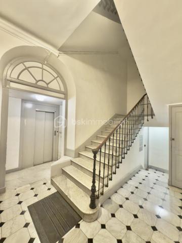 ----- SOUS OFFRE ACCEPTEE ------ 

RARE À NICE CENTRE – Duplex en dernier étage avec ascenseur, balcons et triple exposition

Entre Wilson et la Coulée Verte, découvrez un bien rare offrant une qualité de vie singulière au cœur de Nice.

Situé au dernier étage avec ascenseur d’un immeuble récemment rénové (façade et toiture refaites), ce duplex d’angle développe 139 m² au sol (98m² Carrez) et bénéficie d’une triple exposition qui lui offre une luminosité remarquable du matin jusqu’au soir.

Dès l’entrée, les volumes séduisent : une superbe pièce de vie d’environ 47 m², sublimée par une hauteur sous plafond de 2,82 m et de nombreuses ouvertures en triple vitrage. Cet espace se prolonge naturellement vers deux balcons filants totalisant 14 m², offrant une agréable respiration extérieure et une vue dégagée sur le quartier.

Dans le prolongement de cet espace, une cuisine indépendante entièrement équipée complète harmonieusement le niveau principal, ainsi qu’un WC indépendant dédié à l’espace de réception.


À l’étage, sous les toits, l’espace nuit dévoile une ambiance chaleureuse et intimiste :
– Deux chambres mansardées avec pour chacune d’elle, sa salle d’eau privative
– Une douche avec fonction hammam
– Un second WC indépendant
– Une troisième pièce offrant de multiples possibilités d’aménagement : bureau, chambre d’enfant ou espace sur mesure selon les besoins

Pensé dans les moindres détails, l’appartement a bénéficié d’une rénovation complète avec des prestations de qualité :
• Climatisation intégrale
• Ventilation contrôlée
• Menuiseries aluminium triple vitrage
• Parquet neuf dans tout l’appartement
• Nombreux rangements intégrés
• Aucun travaux à prévoir

Une cave saine de 12 m² complète ce bien.

Un local vélo ainsi qu’un espace permettant le stationnement de deux-roues sont également disponibles dans la copropriété.

Adresse recherchée, à quelques pas de la Coulée Verte, du Vieux-Nice, de la place Masséna, des commerces et des lignes de tramway.

Un bien singulier qui conjugue le confort contemporain, le charme des volumes atypiques et cette sensation rare de vivre dans une maison sur les toits, au cœur de Nice.

Une vente meublée peut être envisagée selon le projet des acquéreurs (hors éléments décoratifs et œuvres murales).

Visite virtuelle 360° disponible.