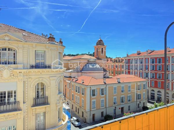 ----- SOUS OFFRE ACCEPTEE ------ 

RARE À NICE CENTRE – Duplex en dernier étage avec ascenseur, balcons et triple exposition

Entre Wilson et la Coulée Verte, découvrez un bien rare offrant une qualité de vie singulière au cœur de Nice.

Situé au dernier étage avec ascenseur d’un immeuble récemment rénové (façade et toiture refaites), ce duplex d’angle développe 139 m² au sol (98m² Carrez) et bénéficie d’une triple exposition qui lui offre une luminosité remarquable du matin jusqu’au soir.

Dès l’entrée, les volumes séduisent : une superbe pièce de vie d’environ 47 m², sublimée par une hauteur sous plafond de 2,82 m et de nombreuses ouvertures en triple vitrage. Cet espace se prolonge naturellement vers deux balcons filants totalisant 14 m², offrant une agréable respiration extérieure et une vue dégagée sur le quartier.

Dans le prolongement de cet espace, une cuisine indépendante entièrement équipée complète harmonieusement le niveau principal, ainsi qu’un WC indépendant dédié à l’espace de réception.


À l’étage, sous les toits, l’espace nuit dévoile une ambiance chaleureuse et intimiste :
– Deux chambres mansardées avec pour chacune d’elle, sa salle d’eau privative
– Une douche avec fonction hammam
– Un second WC indépendant
– Une troisième pièce offrant de multiples possibilités d’aménagement : bureau, chambre d’enfant ou espace sur mesure selon les besoins

Pensé dans les moindres détails, l’appartement a bénéficié d’une rénovation complète avec des prestations de qualité :
• Climatisation intégrale
• Ventilation contrôlée
• Menuiseries aluminium triple vitrage
• Parquet neuf dans tout l’appartement
• Nombreux rangements intégrés
• Aucun travaux à prévoir

Une cave saine de 12 m² complète ce bien.

Un local vélo ainsi qu’un espace permettant le stationnement de deux-roues sont également disponibles dans la copropriété.

Adresse recherchée, à quelques pas de la Coulée Verte, du Vieux-Nice, de la place Masséna, des commerces et des lignes de tramway.

Un bien singulier qui conjugue le confort contemporain, le charme des volumes atypiques et cette sensation rare de vivre dans une maison sur les toits, au cœur de Nice.

Une vente meublée peut être envisagée selon le projet des acquéreurs (hors éléments décoratifs et œuvres murales).

Visite virtuelle 360° disponible.
