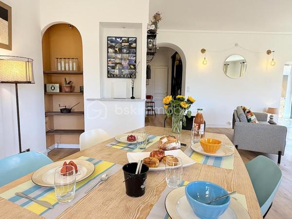 ----- SOUS OFFRE ACCEPTEE ------ 

RARE À NICE CENTRE – Duplex en dernier étage avec ascenseur, balcons et triple exposition

Entre Wilson et la Coulée Verte, découvrez un bien rare offrant une qualité de vie singulière au cœur de Nice.

Situé au dernier étage avec ascenseur d’un immeuble récemment rénové (façade et toiture refaites), ce duplex d’angle développe 139 m² au sol (98m² Carrez) et bénéficie d’une triple exposition qui lui offre une luminosité remarquable du matin jusqu’au soir.

Dès l’entrée, les volumes séduisent : une superbe pièce de vie d’environ 47 m², sublimée par une hauteur sous plafond de 2,82 m et de nombreuses ouvertures en triple vitrage. Cet espace se prolonge naturellement vers deux balcons filants totalisant 14 m², offrant une agréable respiration extérieure et une vue dégagée sur le quartier.

Dans le prolongement de cet espace, une cuisine indépendante entièrement équipée complète harmonieusement le niveau principal, ainsi qu’un WC indépendant dédié à l’espace de réception.


À l’étage, sous les toits, l’espace nuit dévoile une ambiance chaleureuse et intimiste :
– Deux chambres mansardées avec pour chacune d’elle, sa salle d’eau privative
– Une douche avec fonction hammam
– Un second WC indépendant
– Une troisième pièce offrant de multiples possibilités d’aménagement : bureau, chambre d’enfant ou espace sur mesure selon les besoins

Pensé dans les moindres détails, l’appartement a bénéficié d’une rénovation complète avec des prestations de qualité :
• Climatisation intégrale
• Ventilation contrôlée
• Menuiseries aluminium triple vitrage
• Parquet neuf dans tout l’appartement
• Nombreux rangements intégrés
• Aucun travaux à prévoir

Une cave saine de 12 m² complète ce bien.

Un local vélo ainsi qu’un espace permettant le stationnement de deux-roues sont également disponibles dans la copropriété.

Adresse recherchée, à quelques pas de la Coulée Verte, du Vieux-Nice, de la place Masséna, des commerces et des lignes de tramway.

Un bien singulier qui conjugue le confort contemporain, le charme des volumes atypiques et cette sensation rare de vivre dans une maison sur les toits, au cœur de Nice.

Une vente meublée peut être envisagée selon le projet des acquéreurs (hors éléments décoratifs et œuvres murales).

Visite virtuelle 360° disponible.