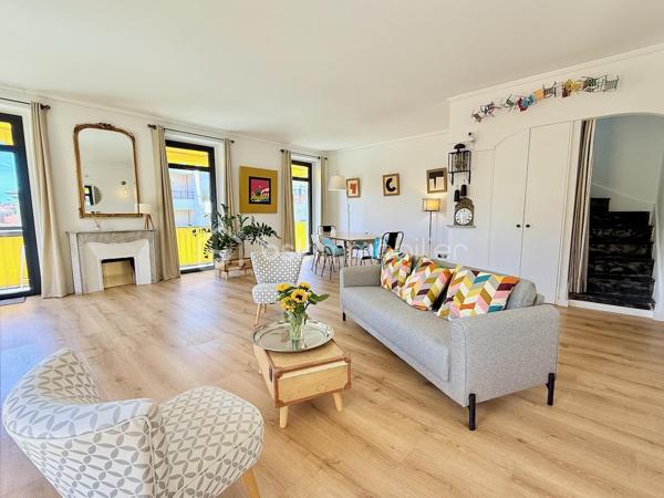 ----- SOUS OFFRE ACCEPTEE ------ 

RARE À NICE CENTRE – Duplex en dernier étage avec ascenseur, balcons et triple exposition

Entre Wilson et la Coulée Verte, découvrez un bien rare offrant une qualité de vie singulière au cœur de Nice.

Situé au dernier étage avec ascenseur d’un immeuble récemment rénové (façade et toiture refaites), ce duplex d’angle développe 139 m² au sol (98m² Carrez) et bénéficie d’une triple exposition qui lui offre une luminosité remarquable du matin jusqu’au soir.

Dès l’entrée, les volumes séduisent : une superbe pièce de vie d’environ 47 m², sublimée par une hauteur sous plafond de 2,82 m et de nombreuses ouvertures en triple vitrage. Cet espace se prolonge naturellement vers deux balcons filants totalisant 14 m², offrant une agréable respiration extérieure et une vue dégagée sur le quartier.

Dans le prolongement de cet espace, une cuisine indépendante entièrement équipée complète harmonieusement le niveau principal, ainsi qu’un WC indépendant dédié à l’espace de réception.


À l’étage, sous les toits, l’espace nuit dévoile une ambiance chaleureuse et intimiste :
– Deux chambres mansardées avec pour chacune d’elle, sa salle d’eau privative
– Une douche avec fonction hammam
– Un second WC indépendant
– Une troisième pièce offrant de multiples possibilités d’aménagement : bureau, chambre d’enfant ou espace sur mesure selon les besoins

Pensé dans les moindres détails, l’appartement a bénéficié d’une rénovation complète avec des prestations de qualité :
• Climatisation intégrale
• Ventilation contrôlée
• Menuiseries aluminium triple vitrage
• Parquet neuf dans tout l’appartement
• Nombreux rangements intégrés
• Aucun travaux à prévoir

Une cave saine de 12 m² complète ce bien.

Un local vélo ainsi qu’un espace permettant le stationnement de deux-roues sont également disponibles dans la copropriété.

Adresse recherchée, à quelques pas de la Coulée Verte, du Vieux-Nice, de la place Masséna, des commerces et des lignes de tramway.

Un bien singulier qui conjugue le confort contemporain, le charme des volumes atypiques et cette sensation rare de vivre dans une maison sur les toits, au cœur de Nice.

Une vente meublée peut être envisagée selon le projet des acquéreurs (hors éléments décoratifs et œuvres murales).

Visite virtuelle 360° disponible.
