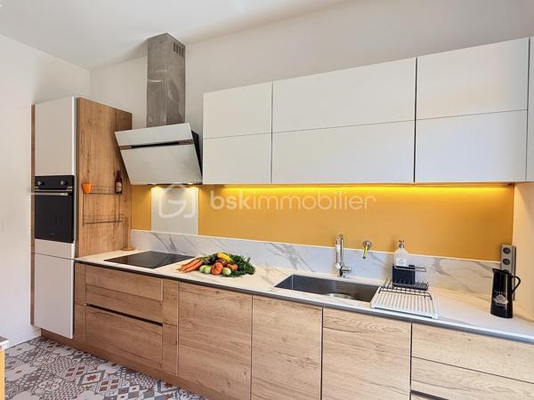 ----- SOUS OFFRE ACCEPTEE ------ 

RARE À NICE CENTRE – Duplex en dernier étage avec ascenseur, balcons et triple exposition

Entre Wilson et la Coulée Verte, découvrez un bien rare offrant une qualité de vie singulière au cœur de Nice.

Situé au dernier étage avec ascenseur d’un immeuble récemment rénové (façade et toiture refaites), ce duplex d’angle développe 139 m² au sol (98m² Carrez) et bénéficie d’une triple exposition qui lui offre une luminosité remarquable du matin jusqu’au soir.

Dès l’entrée, les volumes séduisent : une superbe pièce de vie d’environ 47 m², sublimée par une hauteur sous plafond de 2,82 m et de nombreuses ouvertures en triple vitrage. Cet espace se prolonge naturellement vers deux balcons filants totalisant 14 m², offrant une agréable respiration extérieure et une vue dégagée sur le quartier.

Dans le prolongement de cet espace, une cuisine indépendante entièrement équipée complète harmonieusement le niveau principal, ainsi qu’un WC indépendant dédié à l’espace de réception.


À l’étage, sous les toits, l’espace nuit dévoile une ambiance chaleureuse et intimiste :
– Deux chambres mansardées avec pour chacune d’elle, sa salle d’eau privative
– Une douche avec fonction hammam
– Un second WC indépendant
– Une troisième pièce offrant de multiples possibilités d’aménagement : bureau, chambre d’enfant ou espace sur mesure selon les besoins

Pensé dans les moindres détails, l’appartement a bénéficié d’une rénovation complète avec des prestations de qualité :
• Climatisation intégrale
• Ventilation contrôlée
• Menuiseries aluminium triple vitrage
• Parquet neuf dans tout l’appartement
• Nombreux rangements intégrés
• Aucun travaux à prévoir

Une cave saine de 12 m² complète ce bien.

Un local vélo ainsi qu’un espace permettant le stationnement de deux-roues sont également disponibles dans la copropriété.

Adresse recherchée, à quelques pas de la Coulée Verte, du Vieux-Nice, de la place Masséna, des commerces et des lignes de tramway.

Un bien singulier qui conjugue le confort contemporain, le charme des volumes atypiques et cette sensation rare de vivre dans une maison sur les toits, au cœur de Nice.

Une vente meublée peut être envisagée selon le projet des acquéreurs (hors éléments décoratifs et œuvres murales).

Visite virtuelle 360° disponible.