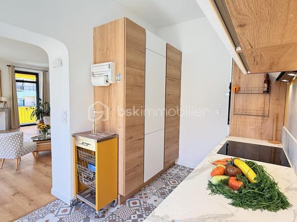 ----- SOUS OFFRE ACCEPTEE ------ 

RARE À NICE CENTRE – Duplex en dernier étage avec ascenseur, balcons et triple exposition

Entre Wilson et la Coulée Verte, découvrez un bien rare offrant une qualité de vie singulière au cœur de Nice.

Situé au dernier étage avec ascenseur d’un immeuble récemment rénové (façade et toiture refaites), ce duplex d’angle développe 139 m² au sol (98m² Carrez) et bénéficie d’une triple exposition qui lui offre une luminosité remarquable du matin jusqu’au soir.

Dès l’entrée, les volumes séduisent : une superbe pièce de vie d’environ 47 m², sublimée par une hauteur sous plafond de 2,82 m et de nombreuses ouvertures en triple vitrage. Cet espace se prolonge naturellement vers deux balcons filants totalisant 14 m², offrant une agréable respiration extérieure et une vue dégagée sur le quartier.

Dans le prolongement de cet espace, une cuisine indépendante entièrement équipée complète harmonieusement le niveau principal, ainsi qu’un WC indépendant dédié à l’espace de réception.


À l’étage, sous les toits, l’espace nuit dévoile une ambiance chaleureuse et intimiste :
– Deux chambres mansardées avec pour chacune d’elle, sa salle d’eau privative
– Une douche avec fonction hammam
– Un second WC indépendant
– Une troisième pièce offrant de multiples possibilités d’aménagement : bureau, chambre d’enfant ou espace sur mesure selon les besoins

Pensé dans les moindres détails, l’appartement a bénéficié d’une rénovation complète avec des prestations de qualité :
• Climatisation intégrale
• Ventilation contrôlée
• Menuiseries aluminium triple vitrage
• Parquet neuf dans tout l’appartement
• Nombreux rangements intégrés
• Aucun travaux à prévoir

Une cave saine de 12 m² complète ce bien.

Un local vélo ainsi qu’un espace permettant le stationnement de deux-roues sont également disponibles dans la copropriété.

Adresse recherchée, à quelques pas de la Coulée Verte, du Vieux-Nice, de la place Masséna, des commerces et des lignes de tramway.

Un bien singulier qui conjugue le confort contemporain, le charme des volumes atypiques et cette sensation rare de vivre dans une maison sur les toits, au cœur de Nice.

Une vente meublée peut être envisagée selon le projet des acquéreurs (hors éléments décoratifs et œuvres murales).

Visite virtuelle 360° disponible.