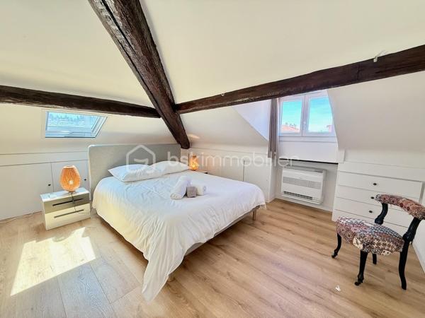 ----- SOUS OFFRE ACCEPTEE ------ 

RARE À NICE CENTRE – Duplex en dernier étage avec ascenseur, balcons et triple exposition

Entre Wilson et la Coulée Verte, découvrez un bien rare offrant une qualité de vie singulière au cœur de Nice.

Situé au dernier étage avec ascenseur d’un immeuble récemment rénové (façade et toiture refaites), ce duplex d’angle développe 139 m² au sol (98m² Carrez) et bénéficie d’une triple exposition qui lui offre une luminosité remarquable du matin jusqu’au soir.

Dès l’entrée, les volumes séduisent : une superbe pièce de vie d’environ 47 m², sublimée par une hauteur sous plafond de 2,82 m et de nombreuses ouvertures en triple vitrage. Cet espace se prolonge naturellement vers deux balcons filants totalisant 14 m², offrant une agréable respiration extérieure et une vue dégagée sur le quartier.

Dans le prolongement de cet espace, une cuisine indépendante entièrement équipée complète harmonieusement le niveau principal, ainsi qu’un WC indépendant dédié à l’espace de réception.


À l’étage, sous les toits, l’espace nuit dévoile une ambiance chaleureuse et intimiste :
– Deux chambres mansardées avec pour chacune d’elle, sa salle d’eau privative
– Une douche avec fonction hammam
– Un second WC indépendant
– Une troisième pièce offrant de multiples possibilités d’aménagement : bureau, chambre d’enfant ou espace sur mesure selon les besoins

Pensé dans les moindres détails, l’appartement a bénéficié d’une rénovation complète avec des prestations de qualité :
• Climatisation intégrale
• Ventilation contrôlée
• Menuiseries aluminium triple vitrage
• Parquet neuf dans tout l’appartement
• Nombreux rangements intégrés
• Aucun travaux à prévoir

Une cave saine de 12 m² complète ce bien.

Un local vélo ainsi qu’un espace permettant le stationnement de deux-roues sont également disponibles dans la copropriété.

Adresse recherchée, à quelques pas de la Coulée Verte, du Vieux-Nice, de la place Masséna, des commerces et des lignes de tramway.

Un bien singulier qui conjugue le confort contemporain, le charme des volumes atypiques et cette sensation rare de vivre dans une maison sur les toits, au cœur de Nice.

Une vente meublée peut être envisagée selon le projet des acquéreurs (hors éléments décoratifs et œuvres murales).

Visite virtuelle 360° disponible.