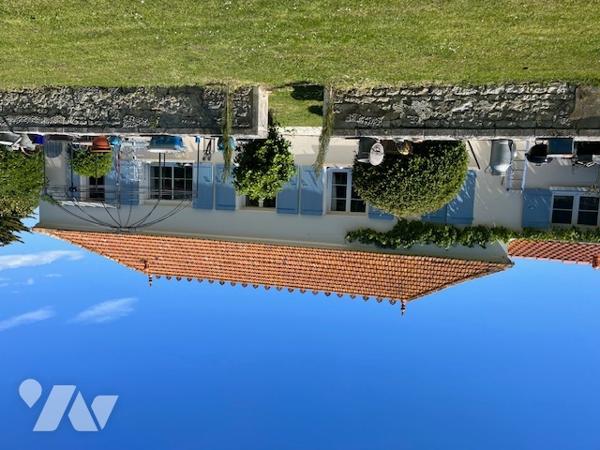 Proche centre-ville et environ 3 km des plages, belle propriété avec magnifique vue sur la campagne