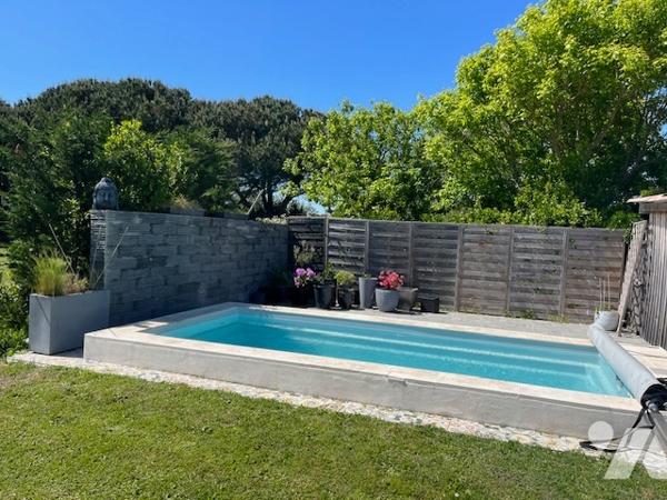 Proche centre-ville et environ 3 km des plages, belle propriété avec magnifique vue sur la campagne