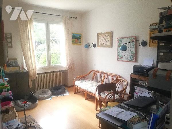 Proche centre-ville et environ 3 km des plages, belle propriété avec magnifique vue sur la campagne