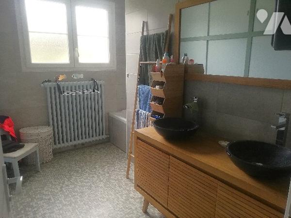 Proche centre-ville et environ 3 km des plages, belle propriété avec magnifique vue sur la campagne