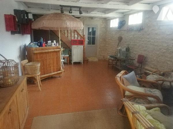 Proche centre-ville et environ 3 km des plages, belle propriété avec magnifique vue sur la campagne