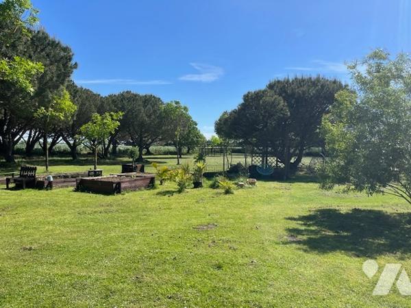 Proche centre-ville et environ 3 km des plages, belle propriété avec magnifique vue sur la campagne