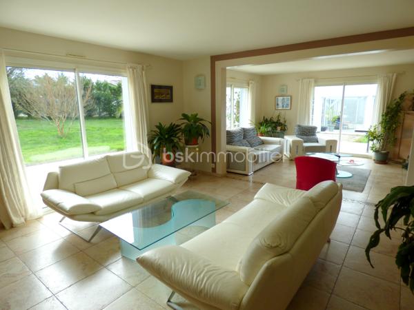 dans un petit village à  quelques minutes de Peyrehorade, située dans un cadre calme et verdoyant, cette maison F4 de plain pied, offre de beaux volumes et un grand terrain.
Caractéristiques du bien:
- Grand salon-séjour lumineux, idéal pour profiter de la lumière naturelle.
- Cuisine indépendante, fonctionnelle et bien agencée.
- 3 chambres dont une suite parentale avec: dressing, salle de bains privative équipée d'un meuble double vasque, une douche et baignoire/spa pour des instants de détente absolue.
- Une deuxième salle de bains pour plus de confort.
- 2 WC séparés.
- Un cellier et un garage.
A l'extérieur:
- Terrain de près de 2800m² entièrement clôturé avec portail électrique.
- Grande véranda avec spa, idéal pour se détendre toute l'année.
- Cuisine d'été et abri de jardin, parfait pour les repas en extérieur et le stockage.
- Espace de stationnement dédié pouvant accueillir plusieurs véhicules y compris un camping car. 
Maison bien entretenue, lumineuse et offrant un cadre de vie paisible à 40 min des plages landaise et à moins de 2h des stations de ski des Pyrénées.
Pour plus d'informations ou pour organiser une visite, contactez-moi.