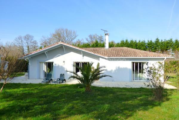 dans un petit village à  quelques minutes de Peyrehorade, située dans un cadre calme et verdoyant, cette maison F4 de plain pied, offre de beaux volumes et un grand terrain.
Caractéristiques du bien:
- Grand salon-séjour lumineux, idéal pour profiter de la lumière naturelle.
- Cuisine indépendante, fonctionnelle et bien agencée.
- 3 chambres dont une suite parentale avec: dressing, salle de bains privative équipée d'un meuble double vasque, une douche et baignoire/spa pour des instants de détente absolue.
- Une deuxième salle de bains pour plus de confort.
- 2 WC séparés.
- Un cellier et un garage.
A l'extérieur:
- Terrain de près de 2800m² entièrement clôturé avec portail électrique.
- Grande véranda avec spa, idéal pour se détendre toute l'année.
- Cuisine d'été et abri de jardin, parfait pour les repas en extérieur et le stockage.
- Espace de stationnement dédié pouvant accueillir plusieurs véhicules y compris un camping car. 
Maison bien entretenue, lumineuse et offrant un cadre de vie paisible à 40 min des plages landaise et à moins de 2h des stations de ski des Pyrénées.
Pour plus d'informations ou pour organiser une visite, contactez-moi.