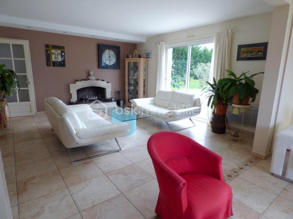 dans un petit village à  quelques minutes de Peyrehorade, située dans un cadre calme et verdoyant, cette maison F4 de plain pied, offre de beaux volumes et un grand terrain.
Caractéristiques du bien:
- Grand salon-séjour lumineux, idéal pour profiter de la lumière naturelle.
- Cuisine indépendante, fonctionnelle et bien agencée.
- 3 chambres dont une suite parentale avec: dressing, salle de bains privative équipée d'un meuble double vasque, une douche et baignoire/spa pour des instants de détente absolue.
- Une deuxième salle de bains pour plus de confort.
- 2 WC séparés.
- Un cellier et un garage.
A l'extérieur:
- Terrain de près de 2800m² entièrement clôturé avec portail électrique.
- Grande véranda avec spa, idéal pour se détendre toute l'année.
- Cuisine d'été et abri de jardin, parfait pour les repas en extérieur et le stockage.
- Espace de stationnement dédié pouvant accueillir plusieurs véhicules y compris un camping car. 
Maison bien entretenue, lumineuse et offrant un cadre de vie paisible à 40 min des plages landaise et à moins de 2h des stations de ski des Pyrénées.
Pour plus d'informations ou pour organiser une visite, contactez-moi.