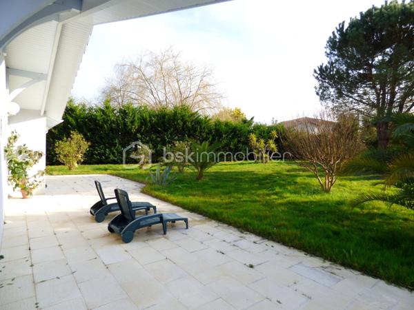 dans un petit village à  quelques minutes de Peyrehorade, située dans un cadre calme et verdoyant, cette maison F4 de plain pied, offre de beaux volumes et un grand terrain.
Caractéristiques du bien:
- Grand salon-séjour lumineux, idéal pour profiter de la lumière naturelle.
- Cuisine indépendante, fonctionnelle et bien agencée.
- 3 chambres dont une suite parentale avec: dressing, salle de bains privative équipée d'un meuble double vasque, une douche et baignoire/spa pour des instants de détente absolue.
- Une deuxième salle de bains pour plus de confort.
- 2 WC séparés.
- Un cellier et un garage.
A l'extérieur:
- Terrain de près de 2800m² entièrement clôturé avec portail électrique.
- Grande véranda avec spa, idéal pour se détendre toute l'année.
- Cuisine d'été et abri de jardin, parfait pour les repas en extérieur et le stockage.
- Espace de stationnement dédié pouvant accueillir plusieurs véhicules y compris un camping car. 
Maison bien entretenue, lumineuse et offrant un cadre de vie paisible à 40 min des plages landaise et à moins de 2h des stations de ski des Pyrénées.
Pour plus d'informations ou pour organiser une visite, contactez-moi.