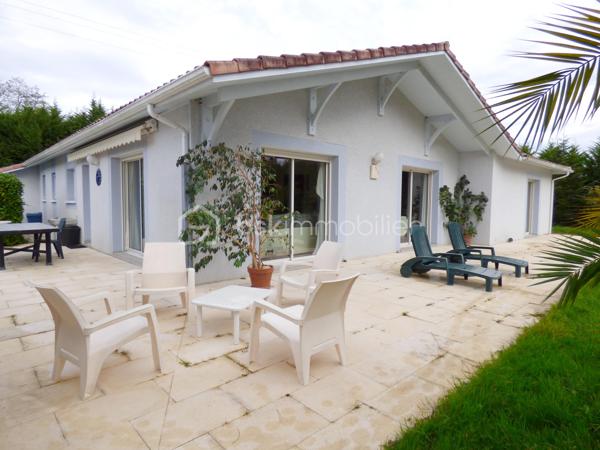 dans un petit village à  quelques minutes de Peyrehorade, située dans un cadre calme et verdoyant, cette maison F4 de plain pied, offre de beaux volumes et un grand terrain.
Caractéristiques du bien:
- Grand salon-séjour lumineux, idéal pour profiter de la lumière naturelle.
- Cuisine indépendante, fonctionnelle et bien agencée.
- 3 chambres dont une suite parentale avec: dressing, salle de bains privative équipée d'un meuble double vasque, une douche et baignoire/spa pour des instants de détente absolue.
- Une deuxième salle de bains pour plus de confort.
- 2 WC séparés.
- Un cellier et un garage.
A l'extérieur:
- Terrain de près de 2800m² entièrement clôturé avec portail électrique.
- Grande véranda avec spa, idéal pour se détendre toute l'année.
- Cuisine d'été et abri de jardin, parfait pour les repas en extérieur et le stockage.
- Espace de stationnement dédié pouvant accueillir plusieurs véhicules y compris un camping car. 
Maison bien entretenue, lumineuse et offrant un cadre de vie paisible à 40 min des plages landaise et à moins de 2h des stations de ski des Pyrénées.
Pour plus d'informations ou pour organiser une visite, contactez-moi.