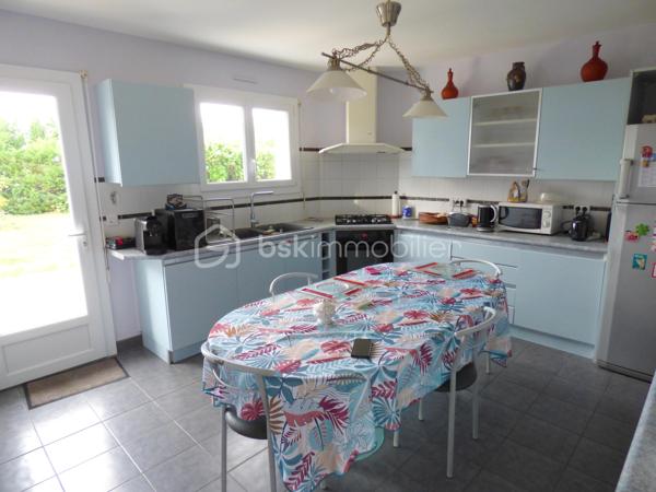 dans un petit village à  quelques minutes de Peyrehorade, située dans un cadre calme et verdoyant, cette maison F4 de plain pied, offre de beaux volumes et un grand terrain.
Caractéristiques du bien:
- Grand salon-séjour lumineux, idéal pour profiter de la lumière naturelle.
- Cuisine indépendante, fonctionnelle et bien agencée.
- 3 chambres dont une suite parentale avec: dressing, salle de bains privative équipée d'un meuble double vasque, une douche et baignoire/spa pour des instants de détente absolue.
- Une deuxième salle de bains pour plus de confort.
- 2 WC séparés.
- Un cellier et un garage.
A l'extérieur:
- Terrain de près de 2800m² entièrement clôturé avec portail électrique.
- Grande véranda avec spa, idéal pour se détendre toute l'année.
- Cuisine d'été et abri de jardin, parfait pour les repas en extérieur et le stockage.
- Espace de stationnement dédié pouvant accueillir plusieurs véhicules y compris un camping car. 
Maison bien entretenue, lumineuse et offrant un cadre de vie paisible à 40 min des plages landaise et à moins de 2h des stations de ski des Pyrénées.
Pour plus d'informations ou pour organiser une visite, contactez-moi.
