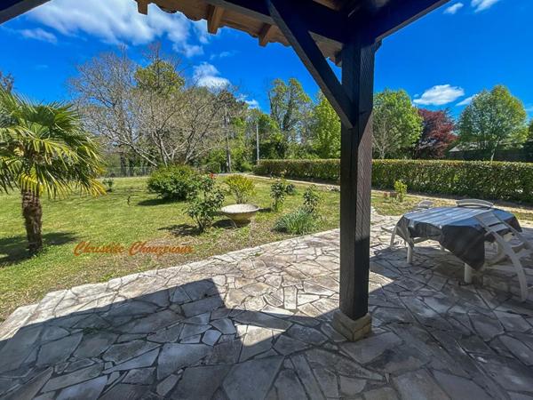 24330  Milhac d'Auberoche : maison Périgourdine