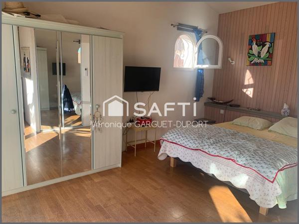 Grande villa familiale avec piscine et dépendances