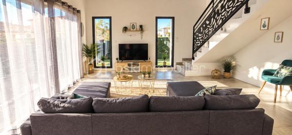✨ Villa contemporaine avec piscine – Cabestany
Magnifique villa contemporaine 3 faces, située au cœur d’un quartier résidentiel verdoyant et recherché de Cabestany, alliant architecture moderne, confort haut de gamme et technologies durables.

Implantée sur une parcelle de 285 m², cette maison développe 125 m² habitables, complétés par un garage de 15 m² entièrement plaqué et carrelé.

Dès l’entrée, vous serez séduit par une ambiance lumineuse et chaleureuse, portée par de beaux volumes et une exposition idéale.

🏡 Les prestations intérieures

Grande pièce de vie ouverte et conviviale

Cuisine moderne ouverte, pensée pour le quotidien et la réception

4 chambres, dont une suite parentale en rez-de-chaussée

2 WC

Villa aux normes RE2020

Climatisation gainable Air Zone

Décennale & dommage ouvrage

Frais de notaire réduit 

Frais de notaire renduit 

Exposition Sud – maison très lumineuse

🌿 À l’extérieur : un véritable espace détente

Piscine Bali 6 x 3 m, élégante et apaisante

Terrasse intime, idéale pour les moments de convivialité

Environnement calme et résidentiel, sans vis-à-vis oppressant

💫 Le mot de la fin

Une villa rare, harmonieuse et contemporaine, offrant douceur de vivre, lumière et sérénité, dans un cadre rassurant et qualitatif.