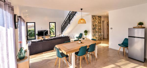 ✨ Villa contemporaine avec piscine – Cabestany
Magnifique villa contemporaine 3 faces, située au cœur d’un quartier résidentiel verdoyant et recherché de Cabestany, alliant architecture moderne, confort haut de gamme et technologies durables.

Implantée sur une parcelle de 285 m², cette maison développe 125 m² habitables, complétés par un garage de 15 m² entièrement plaqué et carrelé.

Dès l’entrée, vous serez séduit par une ambiance lumineuse et chaleureuse, portée par de beaux volumes et une exposition idéale.

🏡 Les prestations intérieures

Grande pièce de vie ouverte et conviviale

Cuisine moderne ouverte, pensée pour le quotidien et la réception

4 chambres, dont une suite parentale en rez-de-chaussée

2 WC

Villa aux normes RE2020

Climatisation gainable Air Zone

Décennale & dommage ouvrage

Frais de notaire réduit 

Frais de notaire renduit 

Exposition Sud – maison très lumineuse

🌿 À l’extérieur : un véritable espace détente

Piscine Bali 6 x 3 m, élégante et apaisante

Terrasse intime, idéale pour les moments de convivialité

Environnement calme et résidentiel, sans vis-à-vis oppressant

💫 Le mot de la fin

Une villa rare, harmonieuse et contemporaine, offrant douceur de vivre, lumière et sérénité, dans un cadre rassurant et qualitatif.