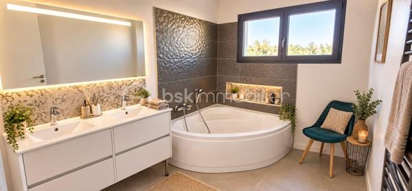 ✨ Villa contemporaine avec piscine – Cabestany
Magnifique villa contemporaine 3 faces, située au cœur d’un quartier résidentiel verdoyant et recherché de Cabestany, alliant architecture moderne, confort haut de gamme et technologies durables.

Implantée sur une parcelle de 285 m², cette maison développe 125 m² habitables, complétés par un garage de 15 m² entièrement plaqué et carrelé.

Dès l’entrée, vous serez séduit par une ambiance lumineuse et chaleureuse, portée par de beaux volumes et une exposition idéale.

🏡 Les prestations intérieures

Grande pièce de vie ouverte et conviviale

Cuisine moderne ouverte, pensée pour le quotidien et la réception

4 chambres, dont une suite parentale en rez-de-chaussée

2 WC

Villa aux normes RE2020

Climatisation gainable Air Zone

Décennale & dommage ouvrage

Frais de notaire réduit 

Frais de notaire renduit 

Exposition Sud – maison très lumineuse

🌿 À l’extérieur : un véritable espace détente

Piscine Bali 6 x 3 m, élégante et apaisante

Terrasse intime, idéale pour les moments de convivialité

Environnement calme et résidentiel, sans vis-à-vis oppressant

💫 Le mot de la fin

Une villa rare, harmonieuse et contemporaine, offrant douceur de vivre, lumière et sérénité, dans un cadre rassurant et qualitatif.