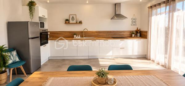 ✨ Villa contemporaine avec piscine – Cabestany
Magnifique villa contemporaine 3 faces, située au cœur d’un quartier résidentiel verdoyant et recherché de Cabestany, alliant architecture moderne, confort haut de gamme et technologies durables.

Implantée sur une parcelle de 285 m², cette maison développe 125 m² habitables, complétés par un garage de 15 m² entièrement plaqué et carrelé.

Dès l’entrée, vous serez séduit par une ambiance lumineuse et chaleureuse, portée par de beaux volumes et une exposition idéale.

🏡 Les prestations intérieures

Grande pièce de vie ouverte et conviviale

Cuisine moderne ouverte, pensée pour le quotidien et la réception

4 chambres, dont une suite parentale en rez-de-chaussée

2 WC

Villa aux normes RE2020

Climatisation gainable Air Zone

Décennale & dommage ouvrage

Frais de notaire réduit 

Frais de notaire renduit 

Exposition Sud – maison très lumineuse

🌿 À l’extérieur : un véritable espace détente

Piscine Bali 6 x 3 m, élégante et apaisante

Terrasse intime, idéale pour les moments de convivialité

Environnement calme et résidentiel, sans vis-à-vis oppressant

💫 Le mot de la fin

Une villa rare, harmonieuse et contemporaine, offrant douceur de vivre, lumière et sérénité, dans un cadre rassurant et qualitatif.