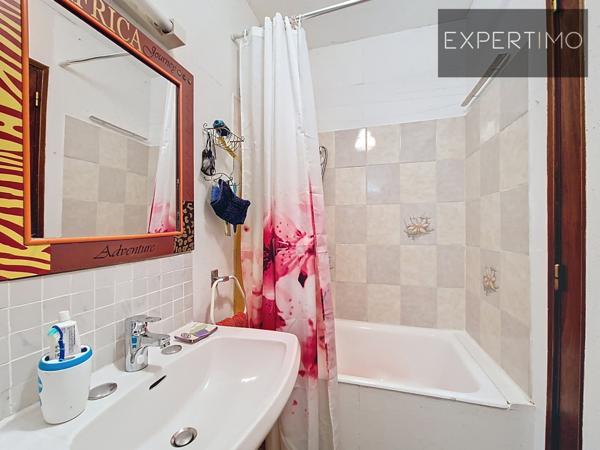 Cassagnes-Bégonhès (12120) Cassagnes-Bégonhès – Maison de village avec garage et panneaux photovoltaïques