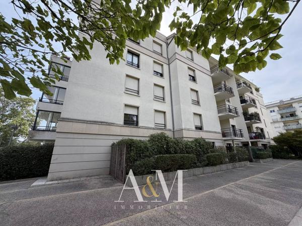 Appartement T4 de 90 m² + terrasse 14 m², cave et garage