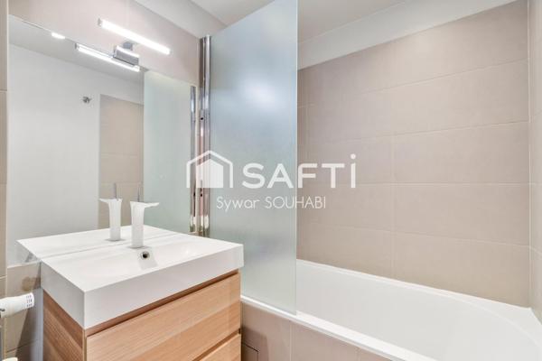 Idéalement situé à proximité des transports et commerces