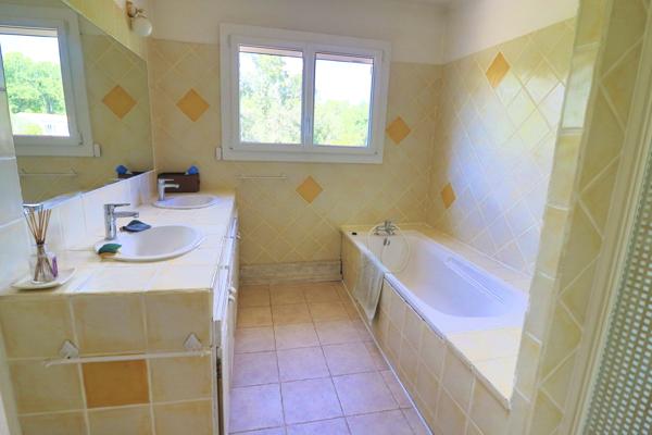 Saint Maximin: maison 286m2 sur 5000m2 - 6 voire 7 chambres