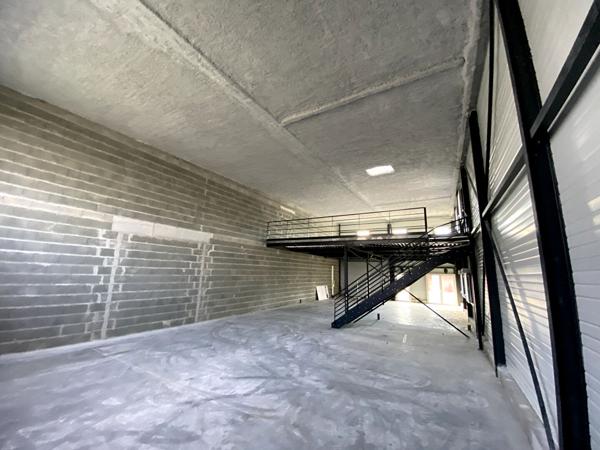 A VENDRE : très beau local d'activité NEUF environ 300 m2 - SAINT-HERBLAIN