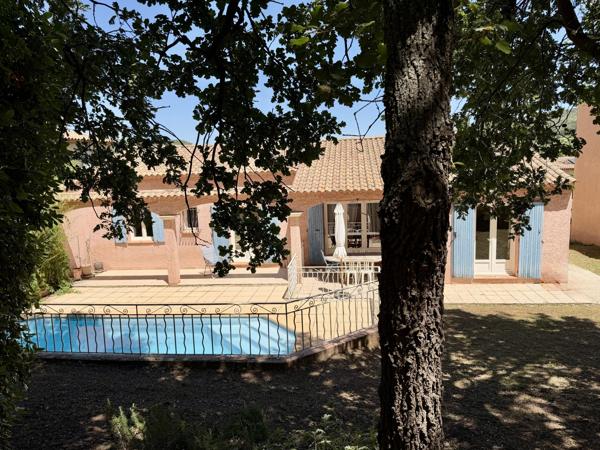 Maison familiale de 5 pièces avec piscine sur une parcelle de 649 m2.