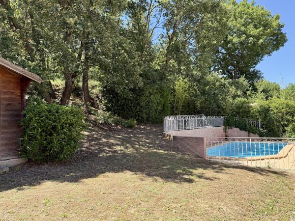 Maison familiale de 5 pièces avec piscine sur une parcelle de 649 m2.
