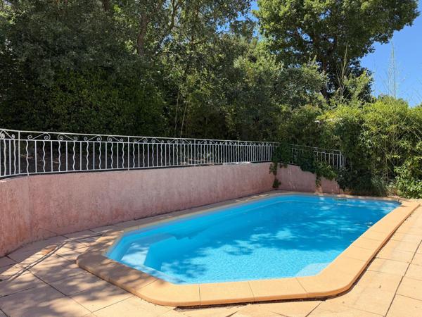Maison familiale de 5 pièces avec piscine sur une parcelle de 649 m2.
