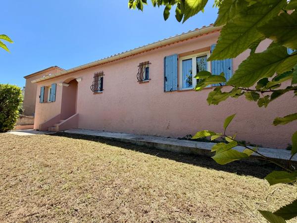 Maison familiale de 5 pièces avec piscine sur une parcelle de 649 m2.
