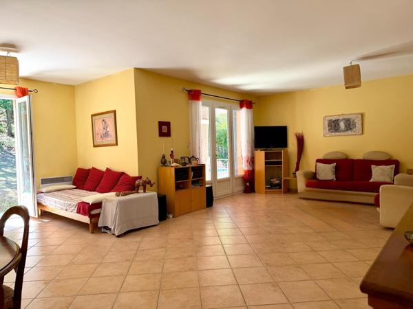Maison familiale de 5 pièces avec piscine sur une parcelle de 649 m2.