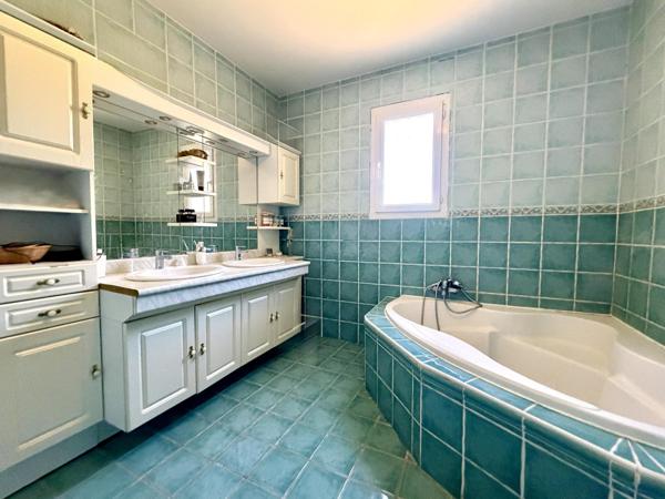 Maison familiale de 5 pièces avec piscine sur une parcelle de 649 m2.