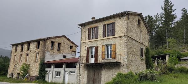 Domaine unique avec Moulin et 17 hectares à Barrème