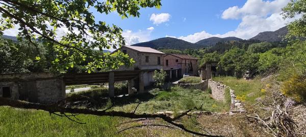 Domaine unique avec Moulin et 17 hectares à Barrème