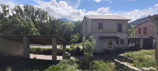 Domaine unique avec Moulin et 17 hectares à Barrème